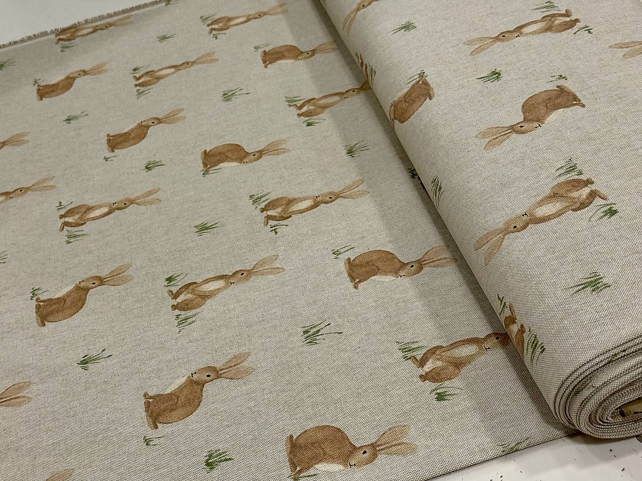 BAVLNA DEKOR / ZAJACE NA REŽNOM PLÁTNE