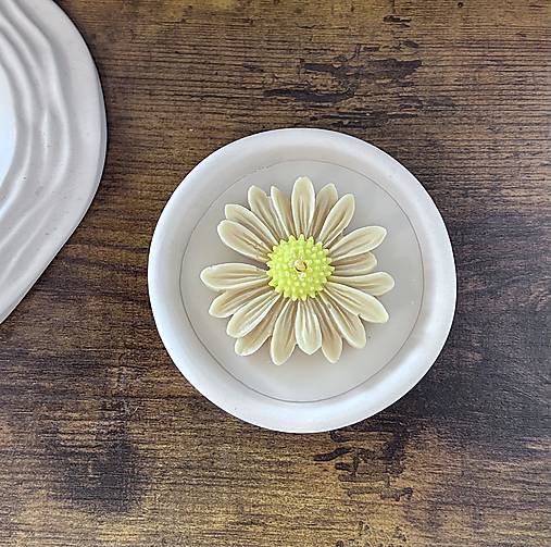 Sviečky - Dizajnová sójová sviečka v jesmonite | margarétka | handmade sviečka | darček pre ženu | prírodná sviečka (Okrovo zlatá) - 18154440_