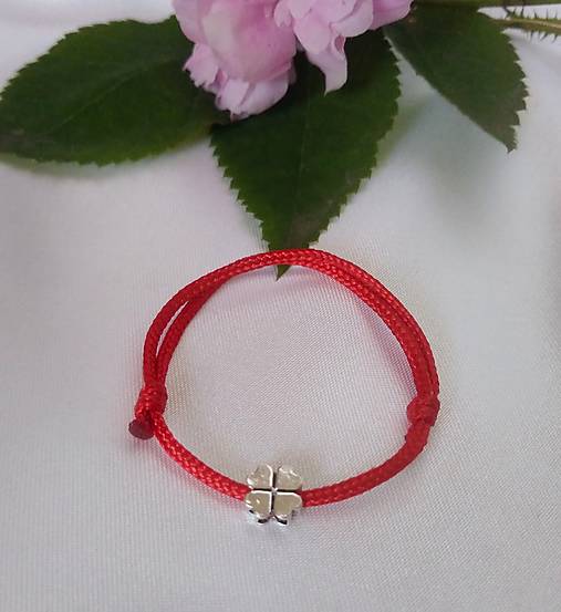 Detské doplnky - Červený šnúrkový náramok pre dieťa so štvorlístkom zo striebra Ag925 - 18156431_