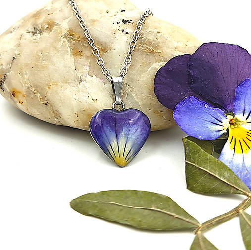 Náhrdelníky - Maličký živicový prívesok _ Oceľové srdiečko 3 - 18154672_