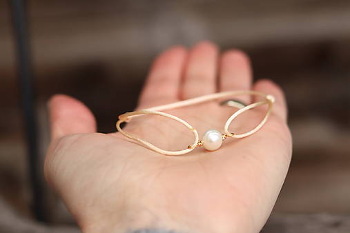 Šnúrkový náramok s riečnou perlou