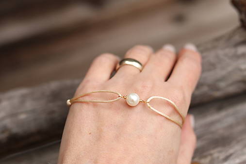 Šnúrkový náramok s riečnou perlou