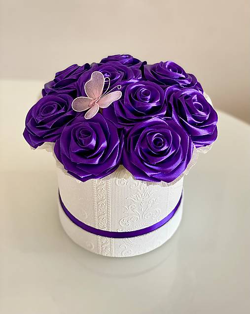 Kvetinový box zo saténových stúh "M"otvorené fialové saténové ružičky, kvety dekorácia darček