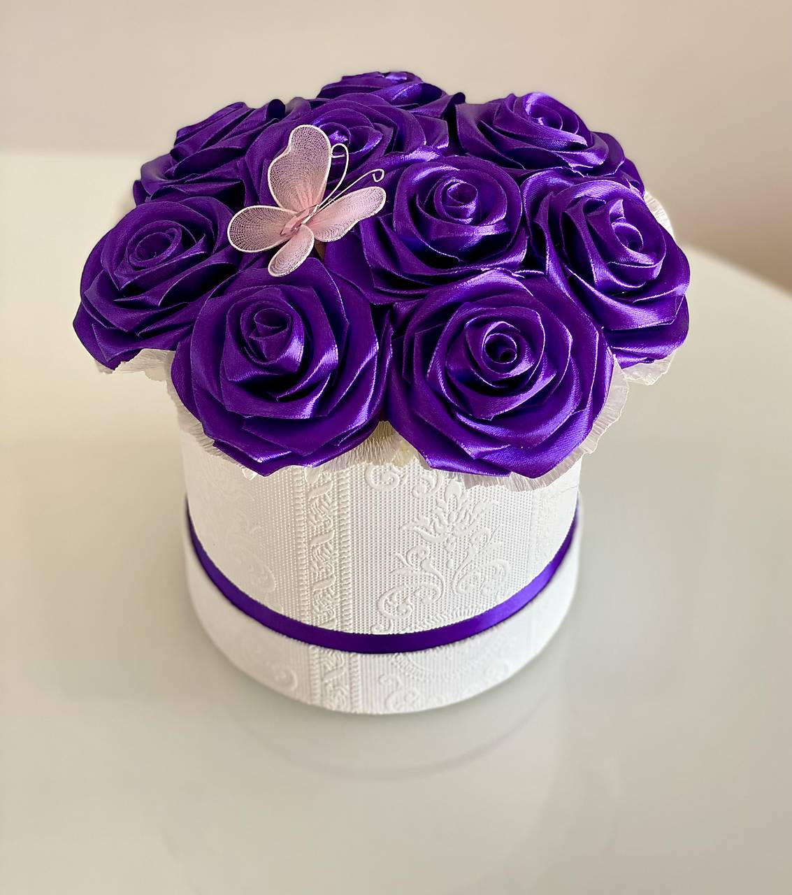 Kvetinový box zo saténových stúh "M"otvorené fialové saténové ružičky, kvety dekorácia darček