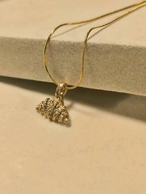 Retiazka s croissantom - spomienka na Paríž