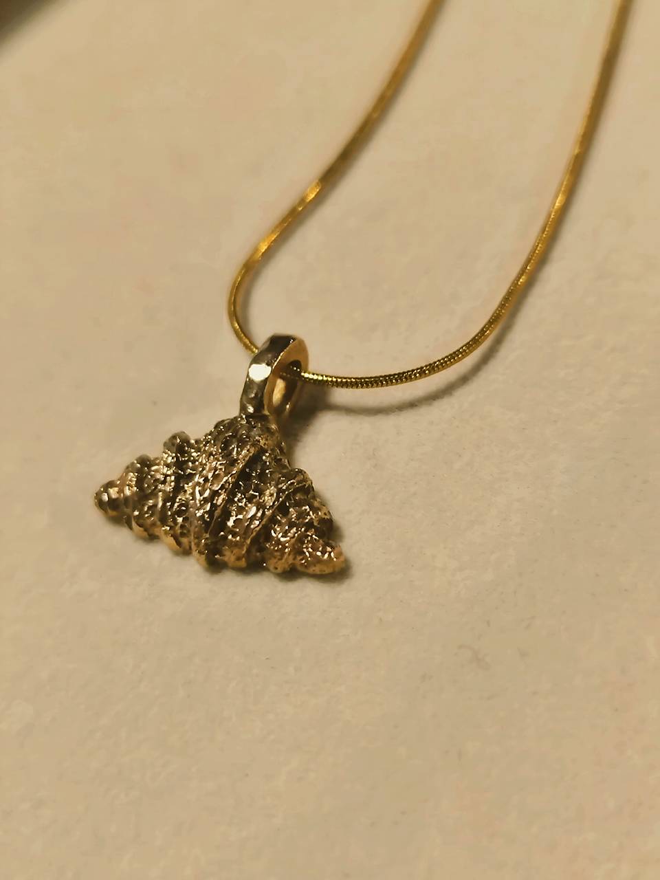 Retiazka s croissantom - spomienka na Paríž