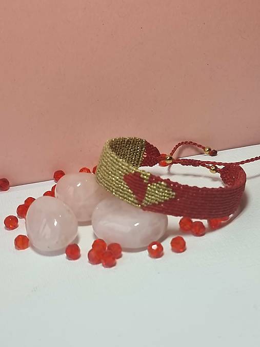 Náramky - Macramé náramok – červeno-zlatý so srdiečkom - 18156402_