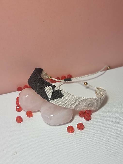 Náramky - Macramé náramok – bielo-čierny so srdiečkom - 18156416_