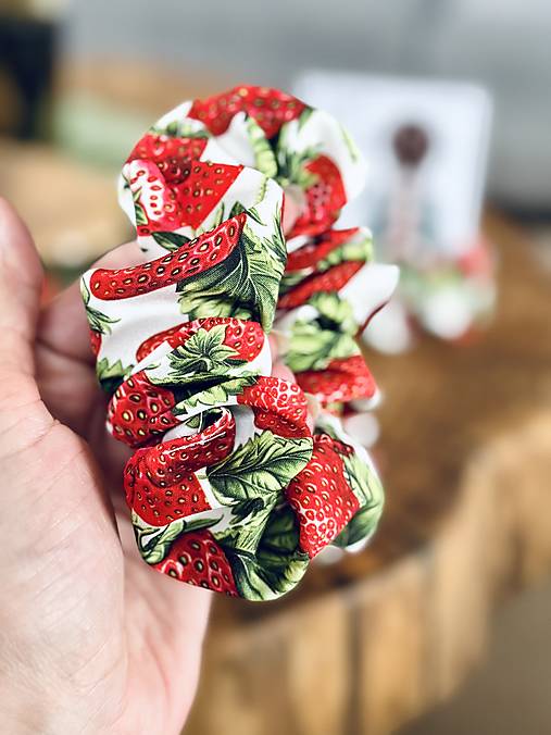 Ozdoby do vlasov - Saténové gumičky - SCRUNCHIE jahôdky - 18156082_