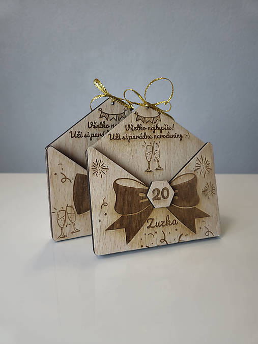 Drevená obálka na peniaze s gravírovaním