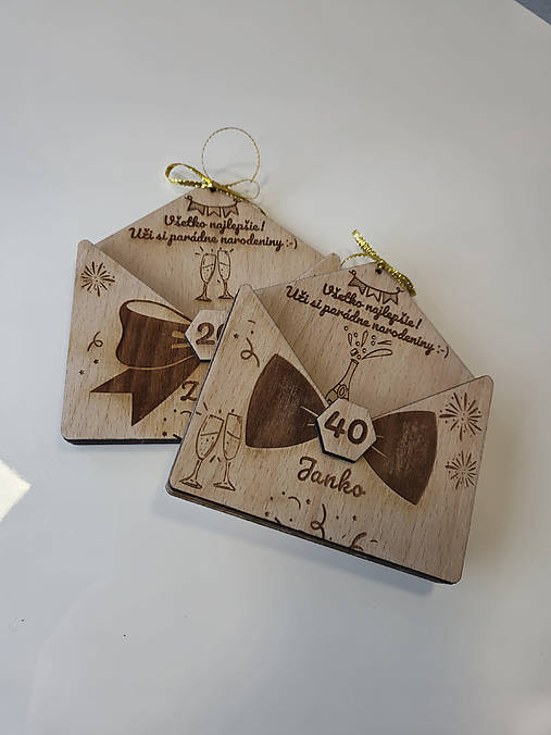 Drevená obálka na peniaze s gravírovaním