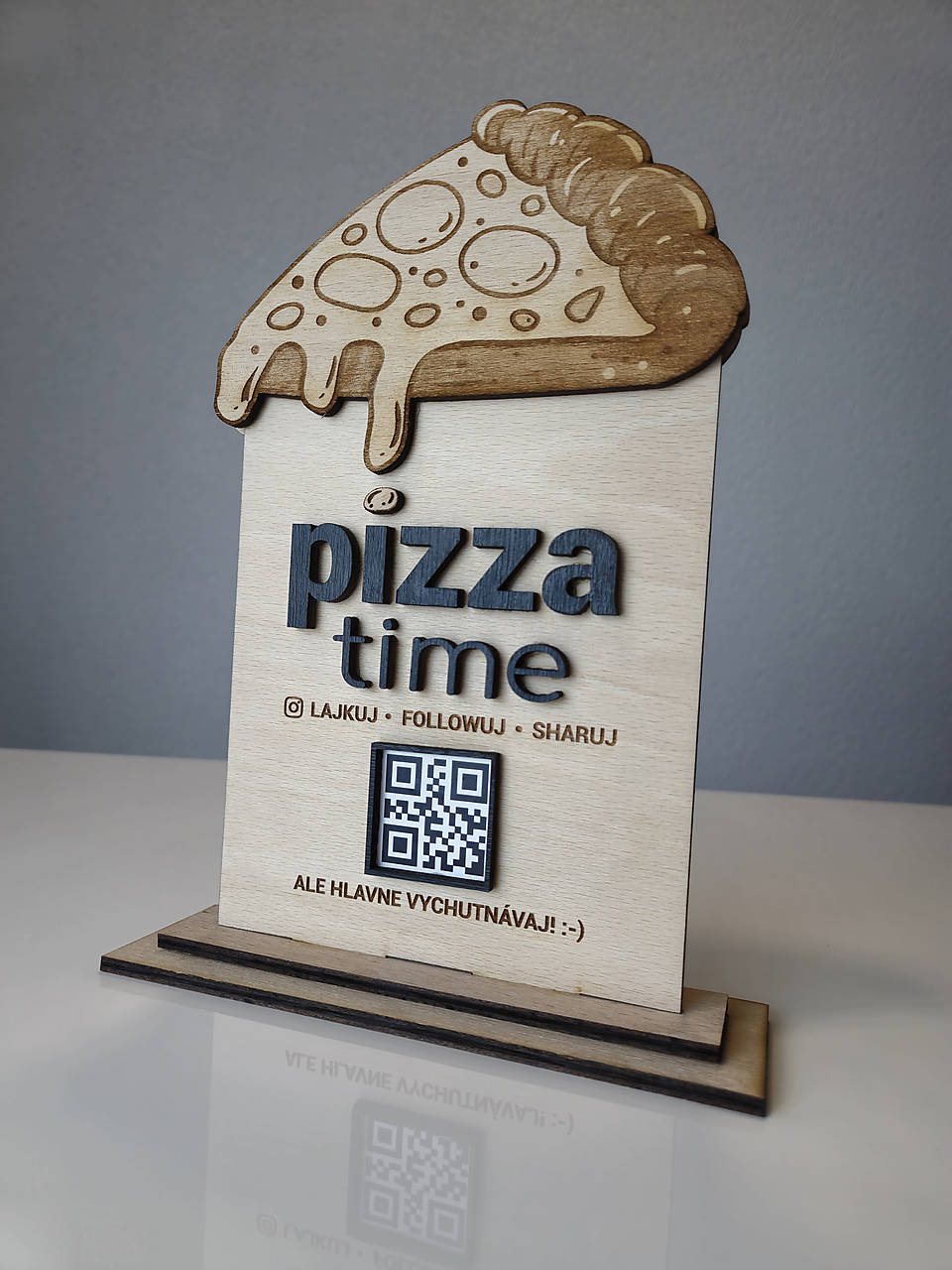 Drevený stojanček – personalizovaný na mieru