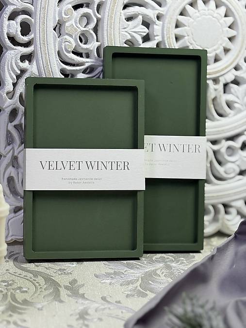 Nádoby - Dizajnová Jesmonite tácka v hlbokom zelenom odtieni- Velvet Winter - 18158822_