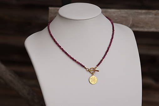 Náhrdelník rubín s medailónom