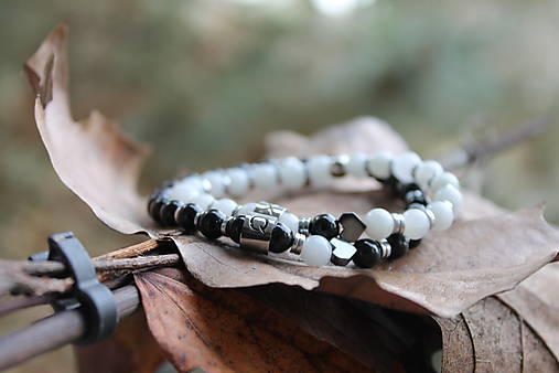 Black and white_partnerské