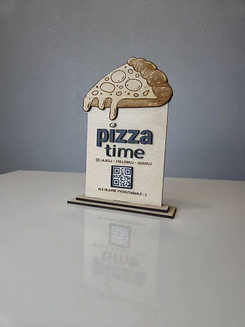 Drevený stojanček – personalizovaný na mieru