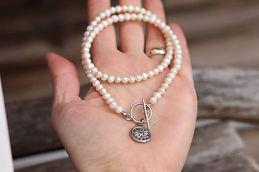 Perlový náhrdelník s medailonom