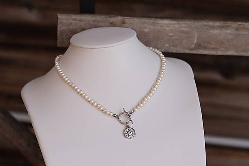 Perlový náhrdelník s medailonom