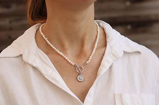 Perlový náhrdelník s medailonom