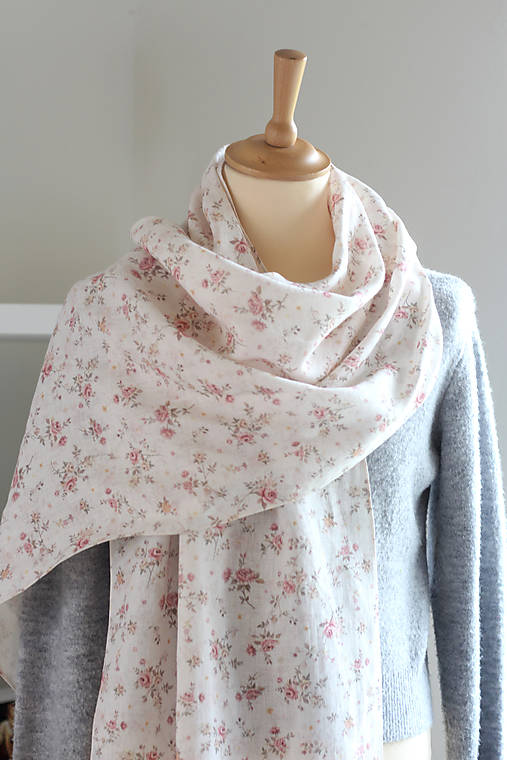 Ľanová šatka s autorským motívom ruží