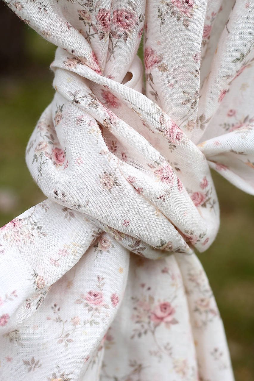 Ľanová šatka s autorským motívom ruží