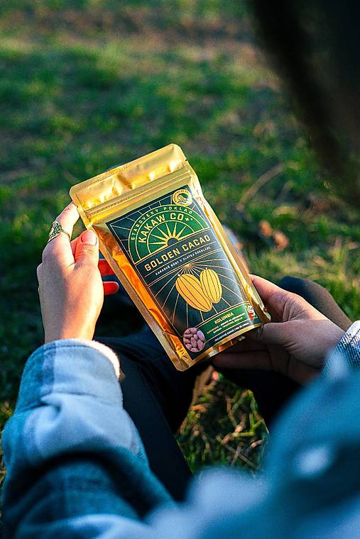 Golden Crunchy Cacao: kakaové bôby obalené v zlatej čokoláde (75 g)