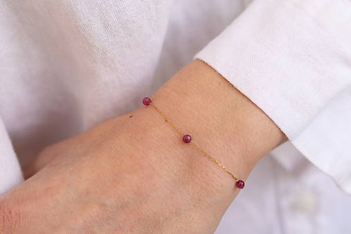 Tenký retiazkový náramok s rubínom