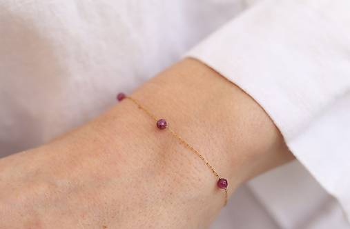 Tenký retiazkový náramok s rubínom