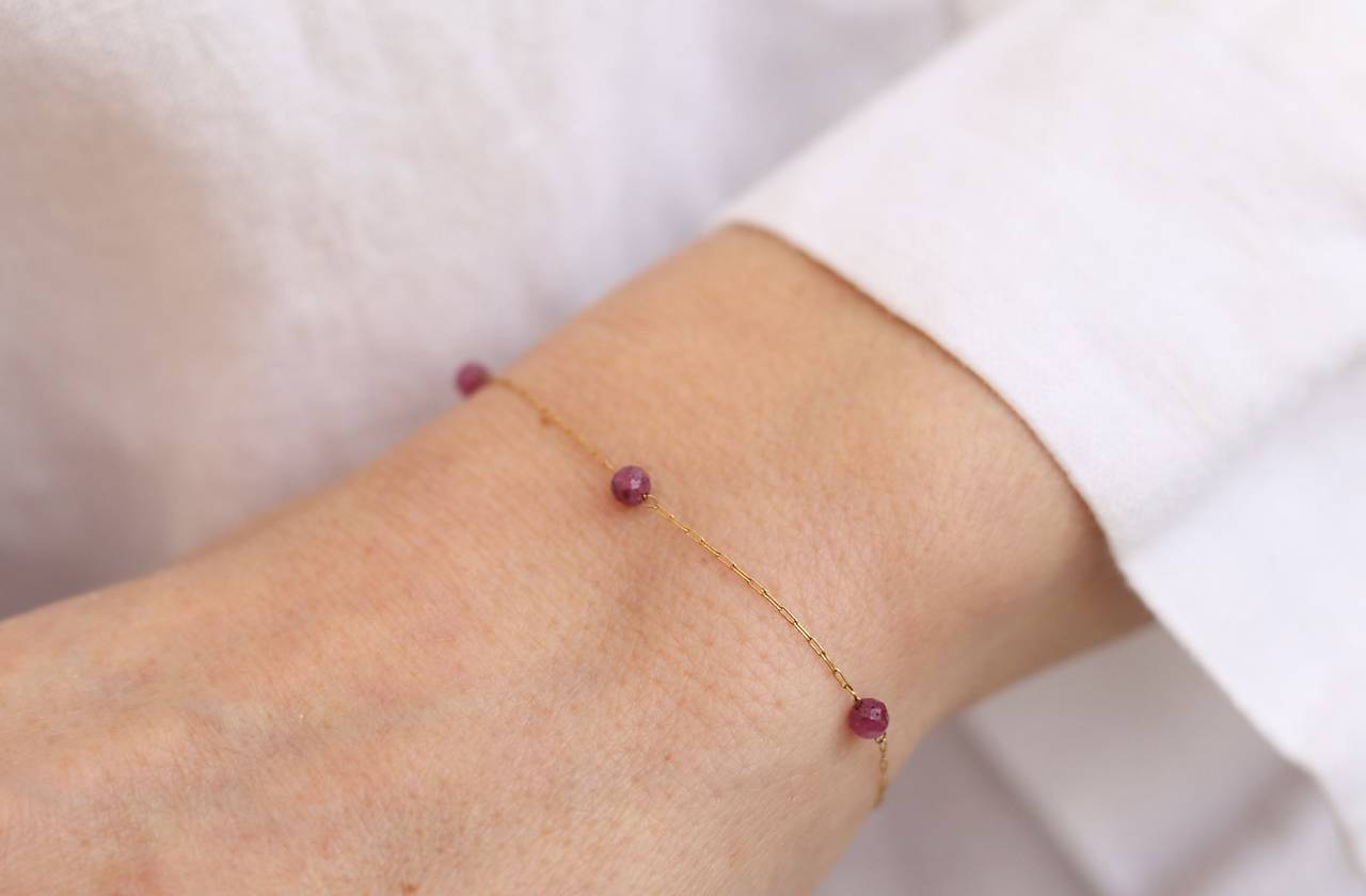 Tenký retiazkový náramok s rubínom