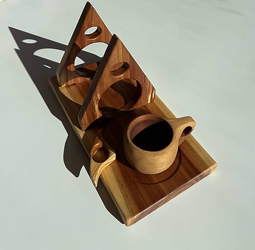 Drevený stojan na knihu so šálkou a záložkou – set zo slivkového dreva