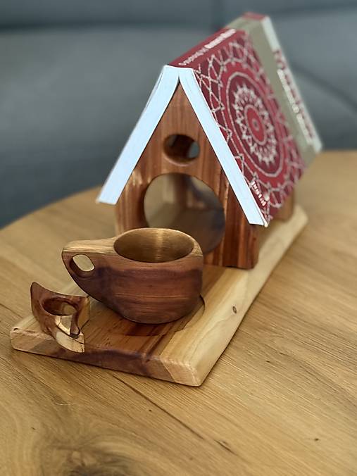 Drevený stojan na knihu so šálkou a záložkou – set zo slivkového dreva