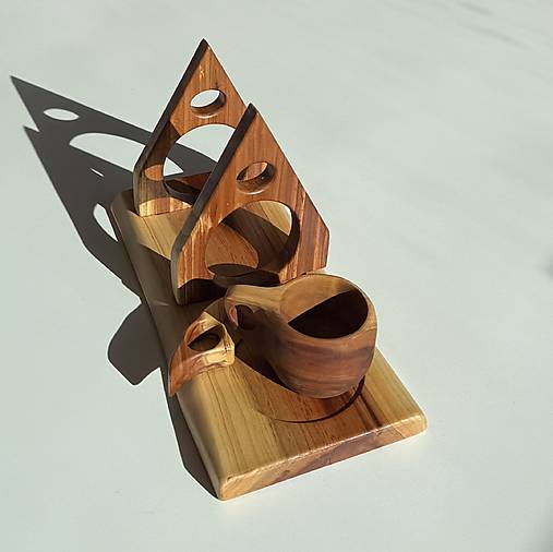 Drevený stojan na knihu so šálkou a záložkou – set zo slivkového dreva