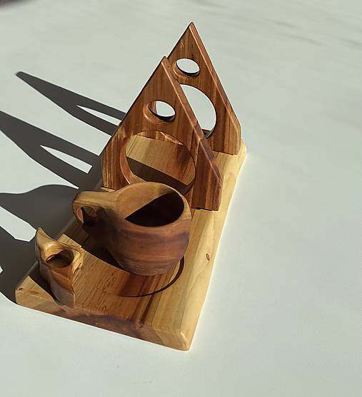 Drevený stojan na knihu so šálkou a záložkou – set zo slivkového dreva