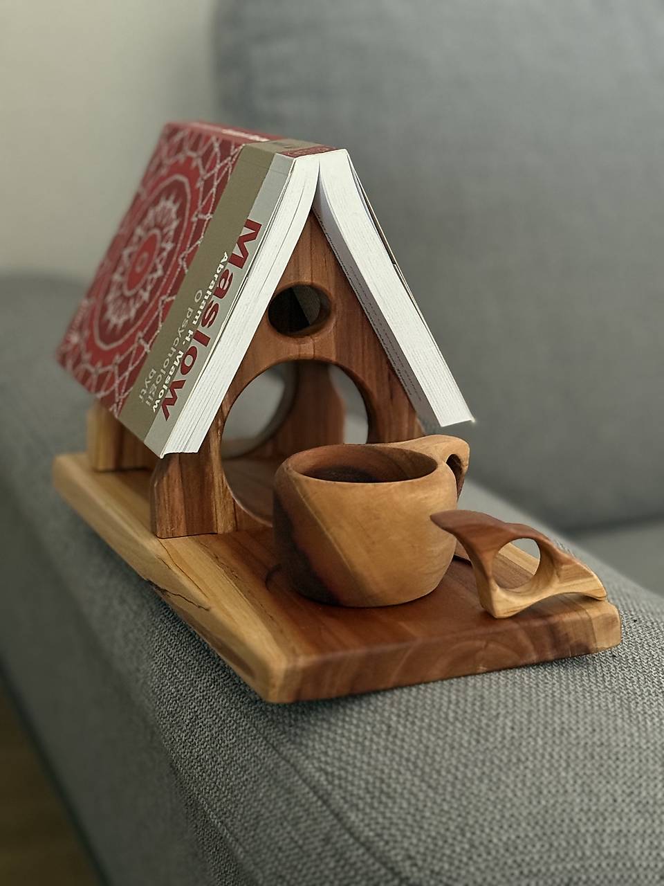 Drevený stojan na knihu so šálkou a záložkou – set zo slivkového dreva