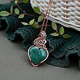 Náhrdelníky - Drôtikovaný prívesok s tmavým amazonitom - srdce - 18164766_