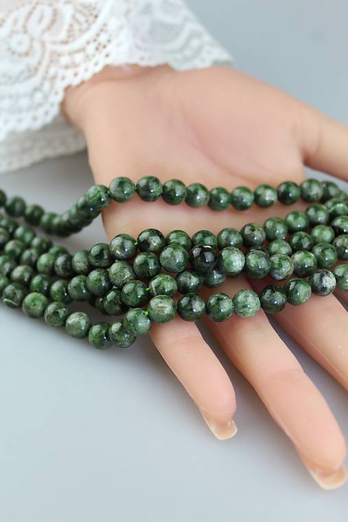 Minerály - Ruský "smaragd" - chromdiopsid 8mm VÝPREDAJ - 18165363_