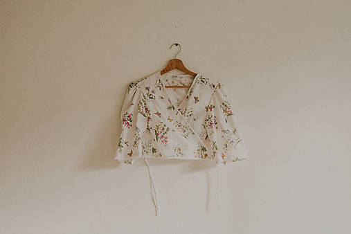 Blúzky a košele - Zavinovací kvietkovaný top Klára - 18164360_