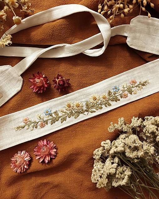 Opasky - Ručne vyšívaný ľanový svadobný opasok - Lúčne kvety - 18165183_