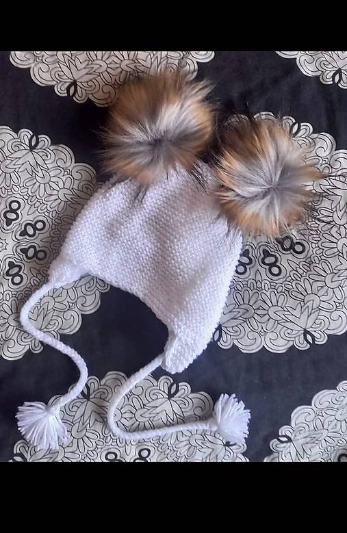 Čiapky, čelenky, klobúky - Ručne pletená biela čiapka s brmbolcami. - 18168066_