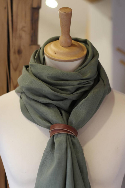 Elegantná olivovozelená šatka zo 100% ľanu s koženým remienkom