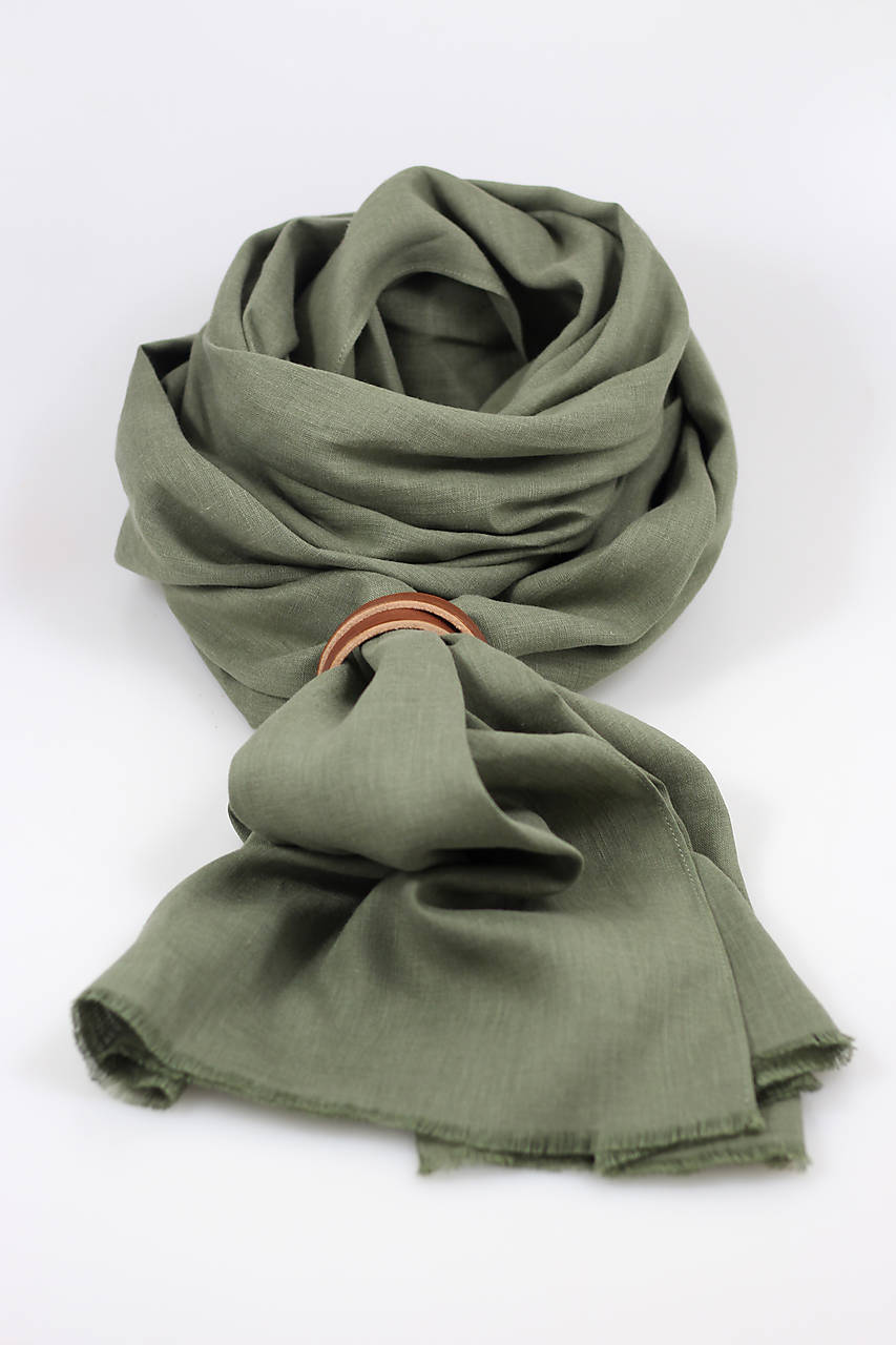 Elegantná olivovozelená šatka zo 100% ľanu s koženým remienkom