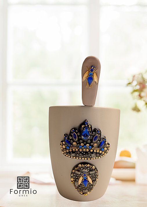 Darček pre romantickú ženu – ručne zdobeny hrnček a lyžička Royal Bee