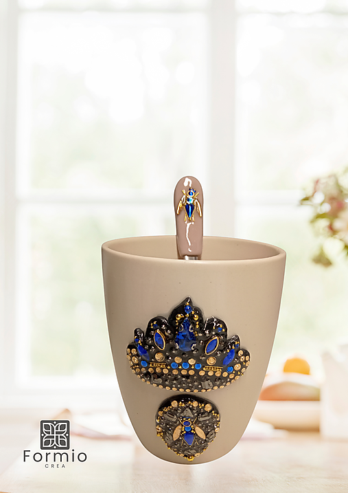 Darček pre romantickú ženu – ručne zdobeny hrnček a lyžička Royal Bee