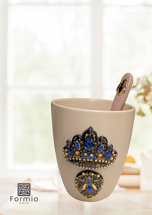 Darček pre romantickú ženu – ručne zdobeny hrnček a lyžička Royal Bee