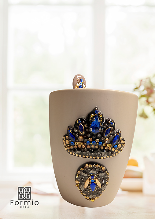 Darček pre romantickú ženu – ručne zdobeny hrnček a lyžička Royal Bee