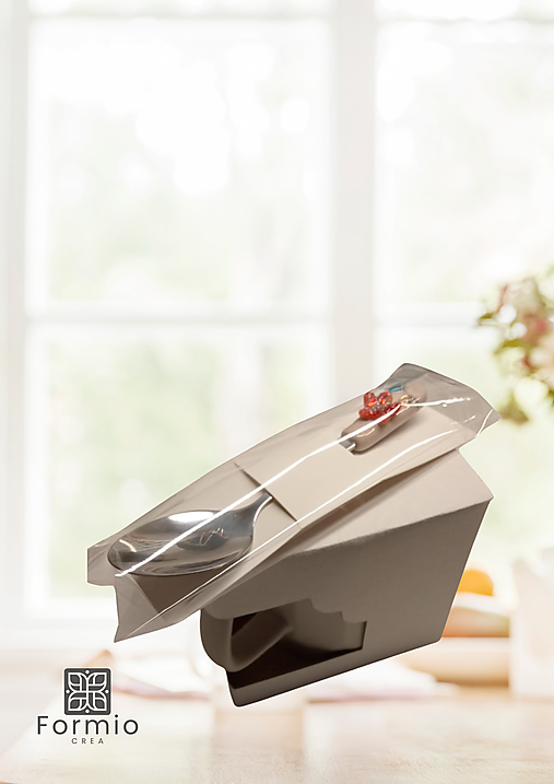 Darček pre romantickú ženu – ručne zdobeny hrnček a lyžička Royal Bee