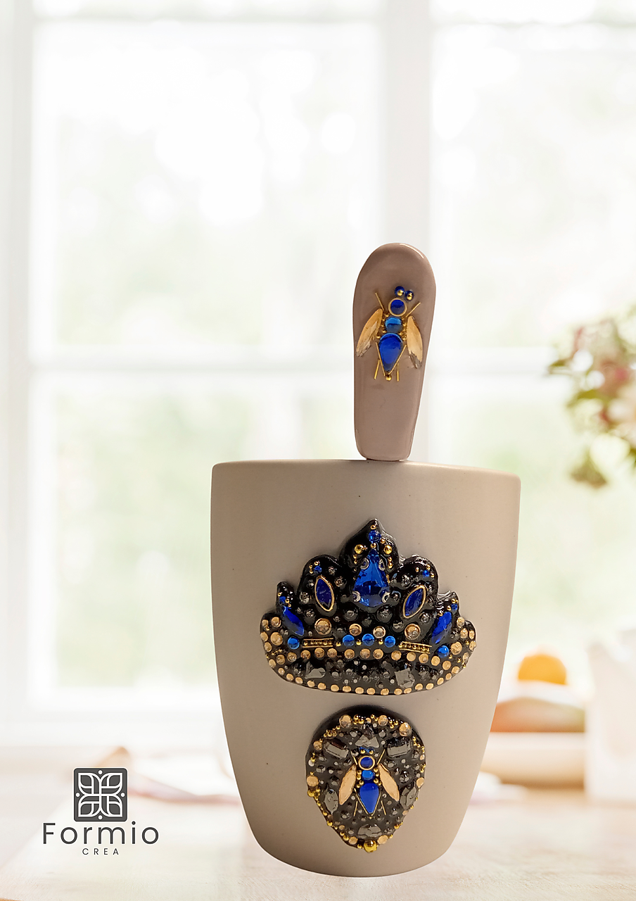 Darček pre romantickú ženu – ručne zdobeny hrnček a lyžička Royal Bee