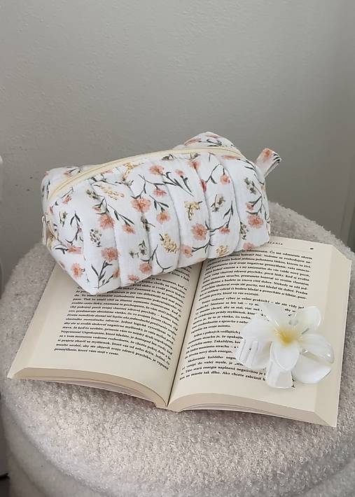 Taštičky - Jarná prešívaná kozmetická taštička – kvetinový vzor - 18168896_