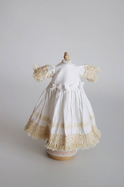 Hračky - Doplnky pre bábiku. Biele bavlnené šaty so strapcami - 18171877_