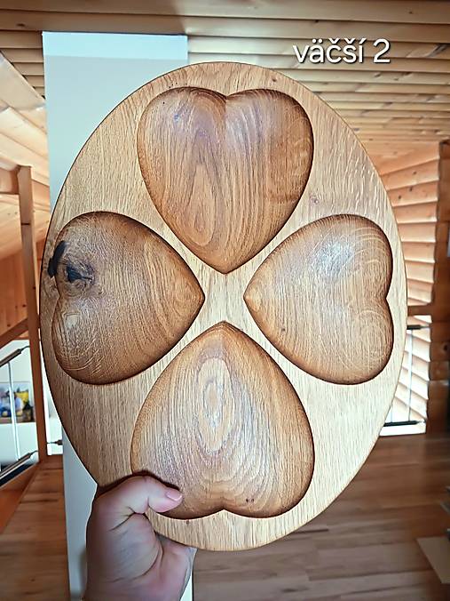 Dubový podnos na oriešky "srdiečka"